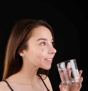 شرب الماء أحد طرق تفتيح البشرة