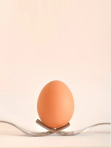 البيض في وصفات تنعيم الشعر